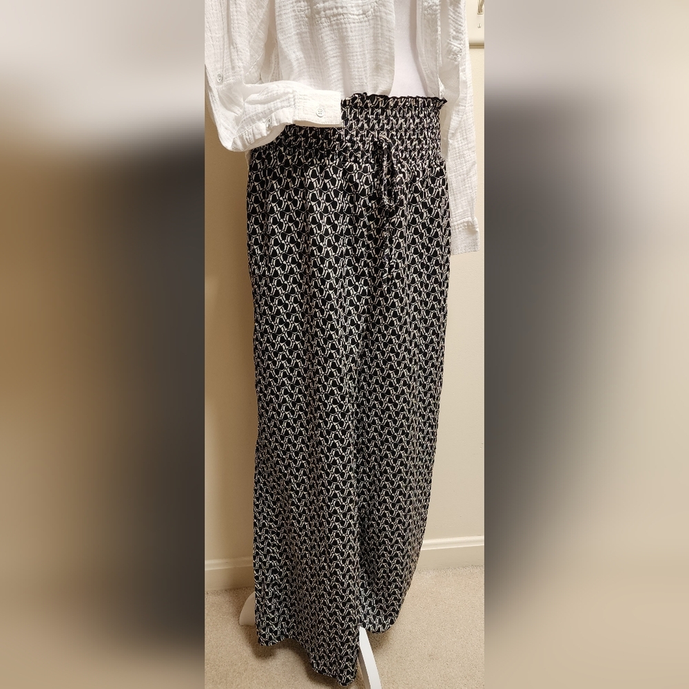 Black and White Wide Leg Flowy Pull-on High Waisted Pants Women's Size L